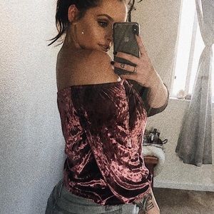 Off the shoulders velvet crop top